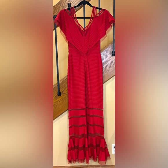 Tadashi Shoji Red Pintuck Eyelet Evening Prom Opera-Ball dress Red SZ. PXS. NWOT - Picture 2 of 16